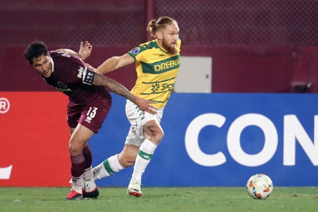 Lance de Lanús x Cuiabá. Foto: Conmebol