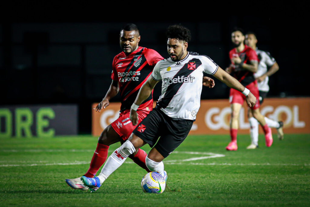 Onde assistir Vitória x Vasco ao vivo - Brasileirão neste domingo (01/09/2024). Foto: Mateus Lima/CR Vasco