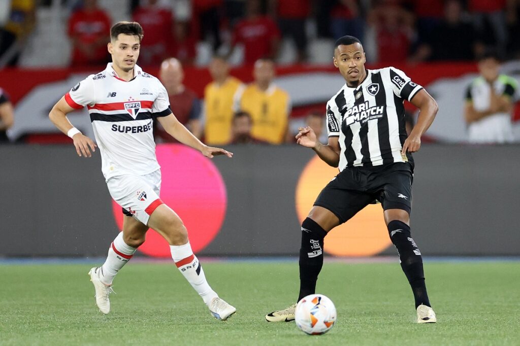 Onde assistir Athletico-PR x Botafogo ao vivo - Brasileirão neste sábado (05/10/2024). Imagem: Vitor Silva/Botafogo