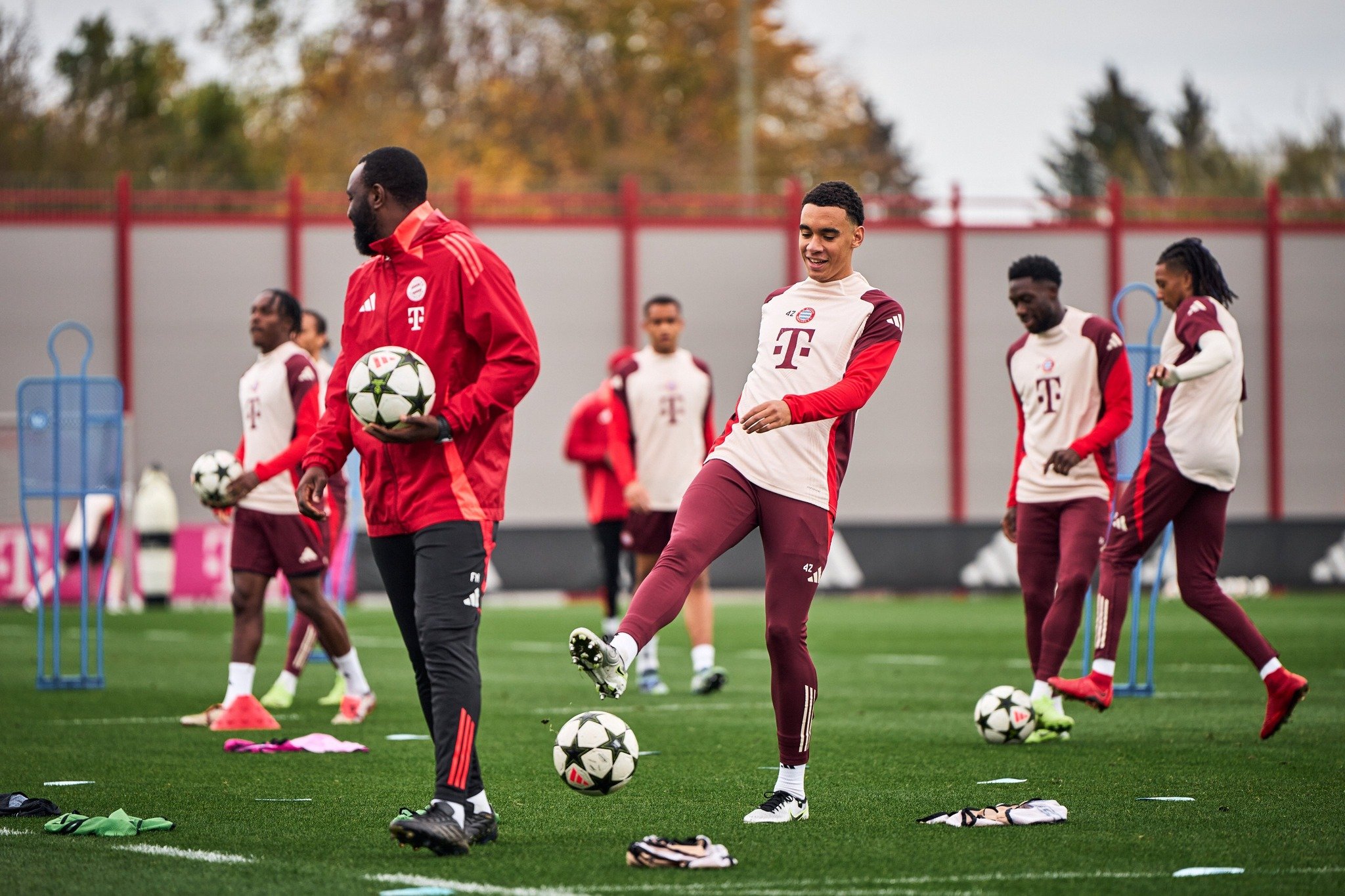 Onde assistir Barcelona x Bayern de Munique ao vivo - Liga dos Campeões nesta quarta-feira (23/10/2024). Imagem: Divulgação Bayern Munique