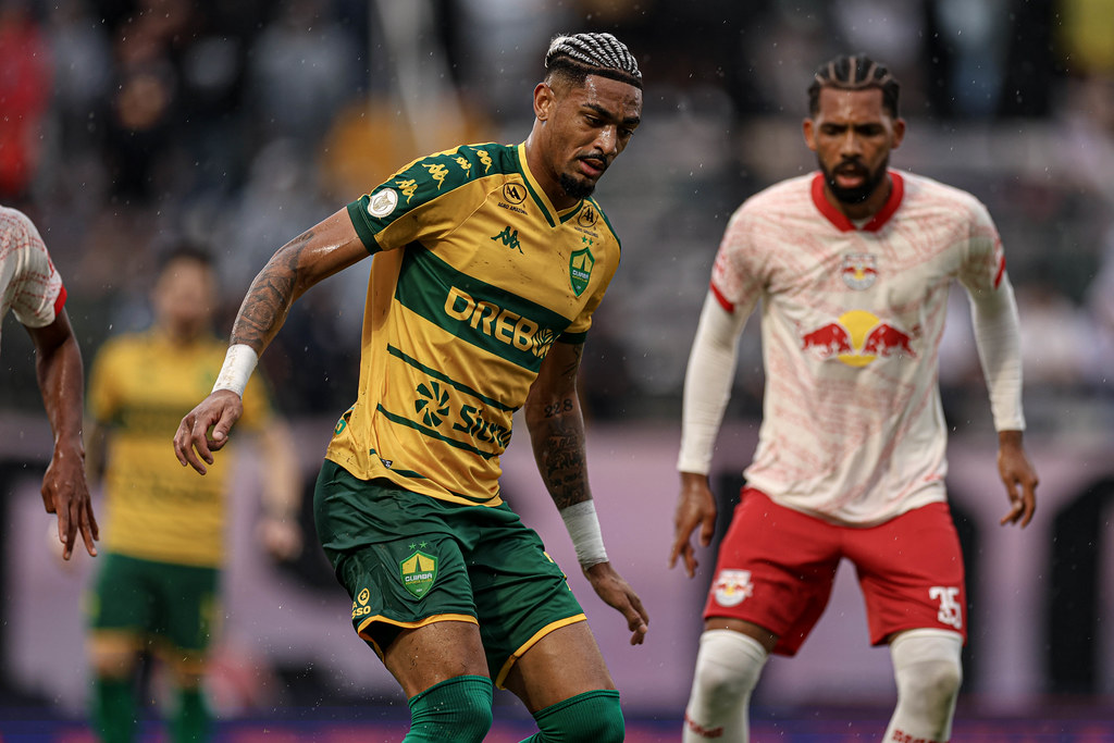 Lance do jogo entre Bragantino x Cuiabá. Imagem: AssCom Dourado