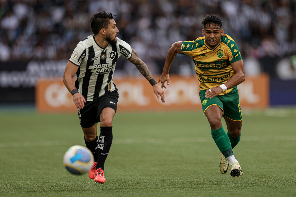 Lance do jogo entre Botafogo x Cuiabá. Imagem: AssCom Dourado