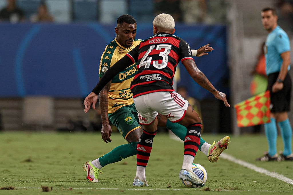 Lance do jogo entre Cuiabá x Flamengo. Imagem: AssCom Dourado