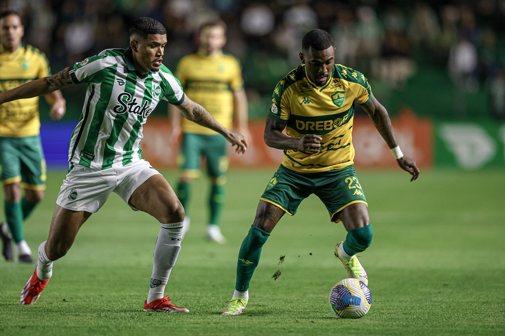 Lance do jogo entre Juventude x Cuiabá. Imagem: AssCom Dourado