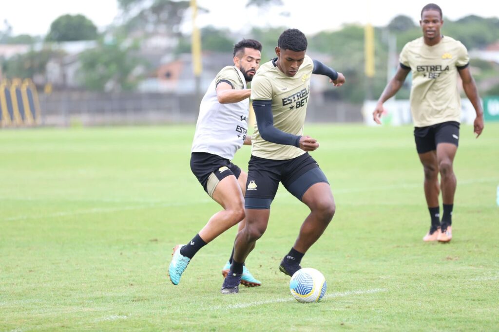 Onde assistir Bragantino x Criciúma ao vivo - Brasileirão neste domingo (08/12/2024). Imagem: Celso da Luz/CEC