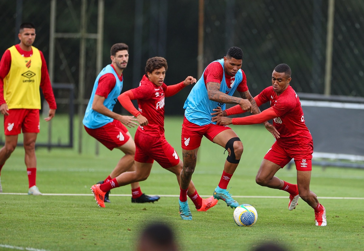 Onde assistir Atlético-MG x Athletico-PR ao vivo - Brasileirão neste domingo (08/12/2024). Imagem: José Tramontim/Athletico