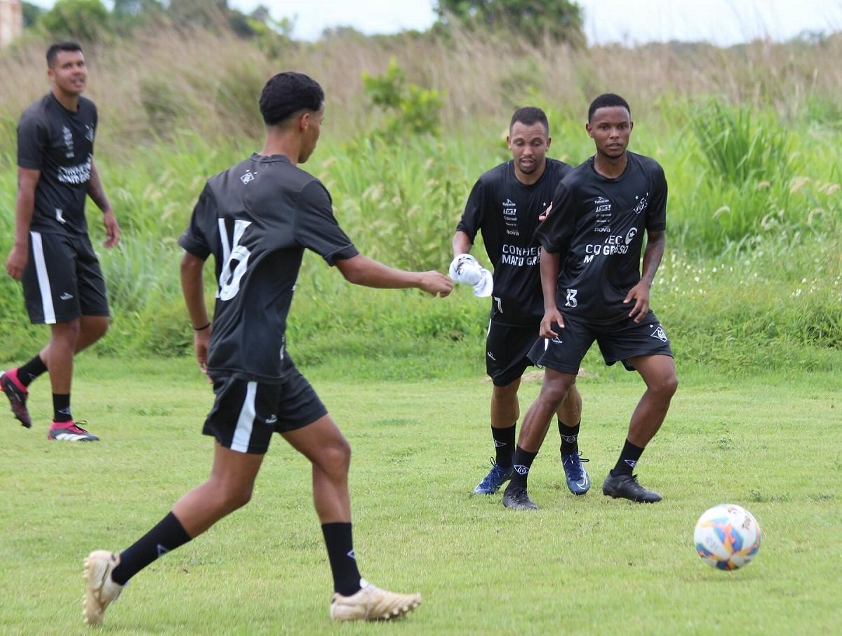 Jogadores do Mixto durante treino. Imagem: Divulgação Mixto