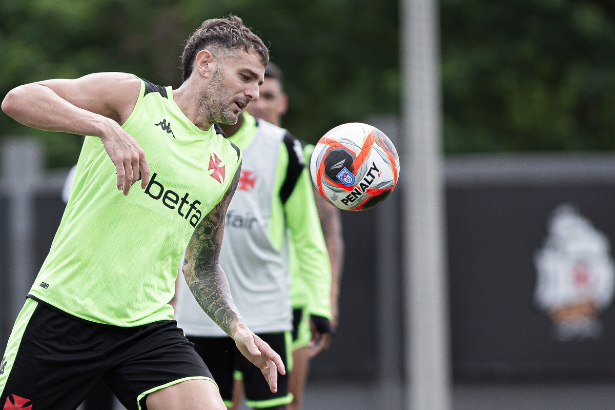 Onde assistir Nova Iguaçu x Vasco ao vivo - Taça Guanabara neste sábado (11/01/2025). Imagem: Matheus Lima/Vasco