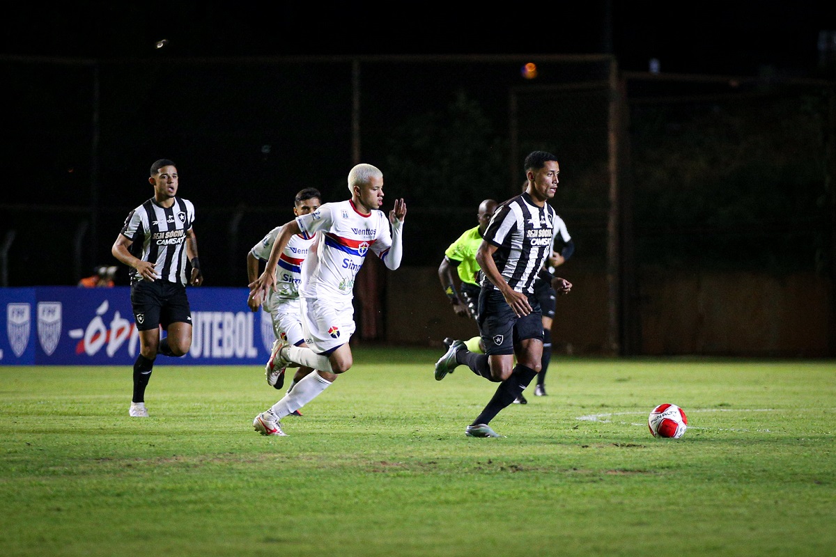 Onde assistir Floresta x Botafogo ao vivo - Copinha este domingo (05/01/2025). Imagem: Henrique Lima/BFR