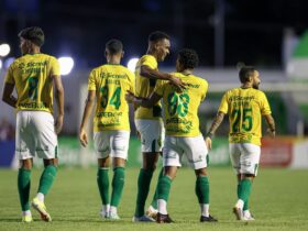 Brasiliense x Cuiabá ao vivo; onde assistir, horário e escalações do jogo desta quarta (20) pela Copa Verde. Foto: AssCom/Dourado