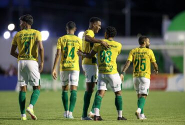 Brasiliense x Cuiabá ao vivo; onde assistir, horário e escalações do jogo desta quarta (20) pela Copa Verde. Foto: AssCom/Dourado