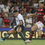 Onde assistir Botafogo x Flamengo ao vivo - Brasileirão neste domingo (18/08/2024). Foto: Vitor Silva/BFR