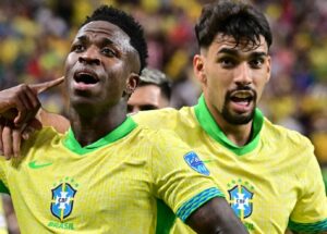 Vini Jr e Lucas Paquetá comemoram gol da Seleção Brasileira. Foto: Twitter Conmebol