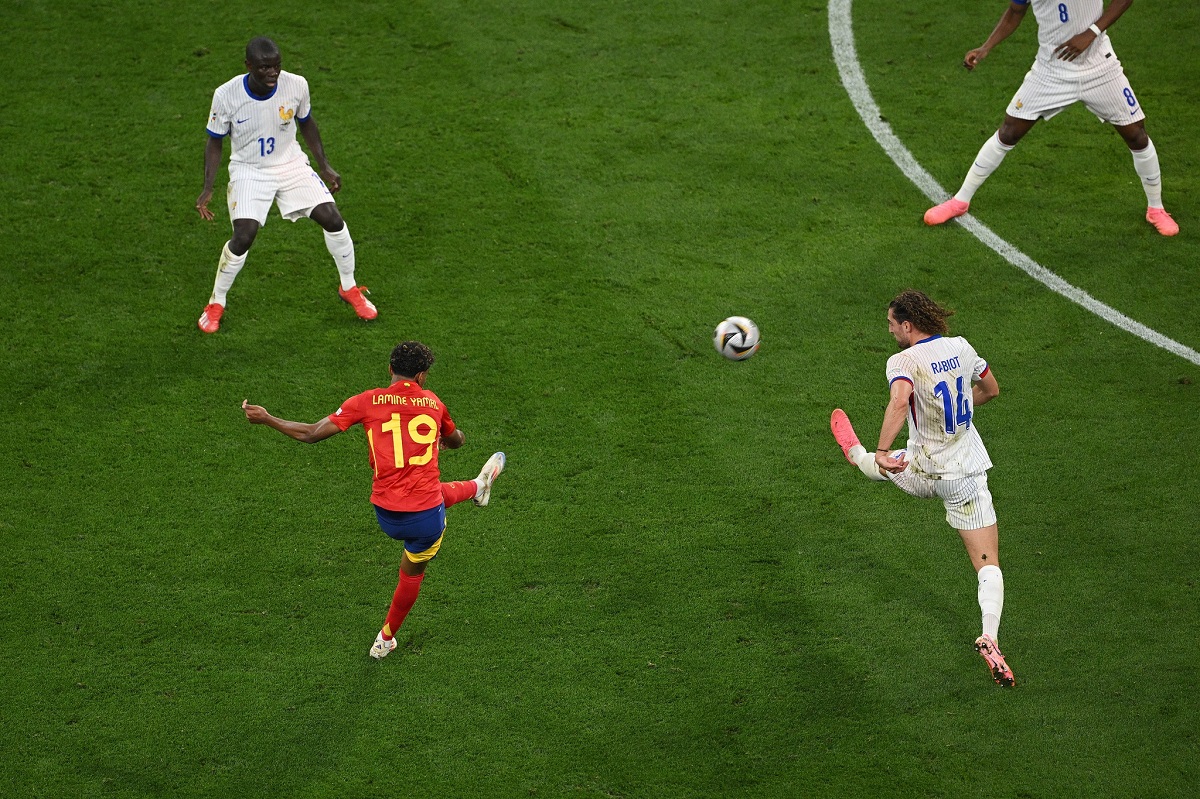 Lance de Espanha x França. Foto: Uefa