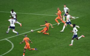 Lance de Holanda x Inglaterra. Foto: Uefa