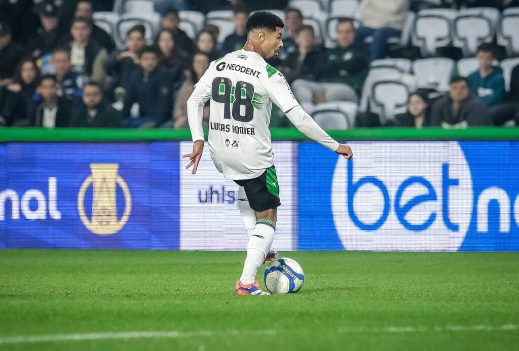 Onde assistir Santos x Coritiba ao vivo - Série B nesta segunda-feira (22/07/2024). Foto: JP Pacheco/Coritiba