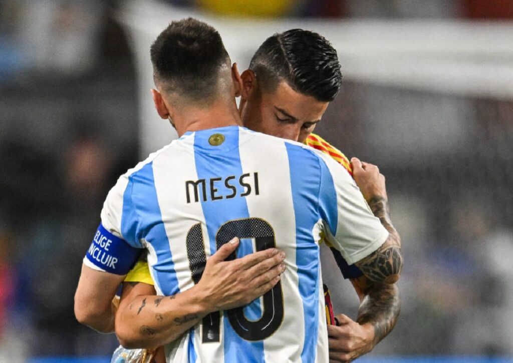 Messi e James Rodríguez se abraçam após astro argentino deixar o jogo. Foto: Conmebol