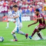 Onde assistir Argentina x Bolívia ao vivo - Eliminatórias Sul-Americanas nesta terça-feira (15/10/2024). Imagem: AFA