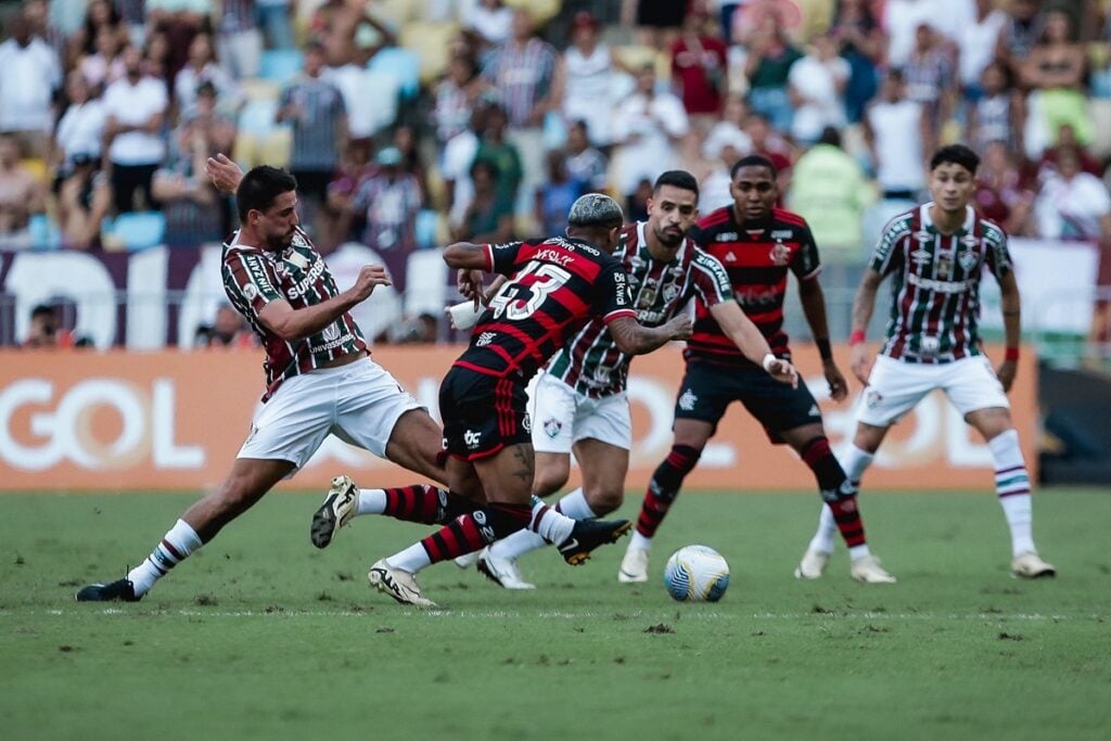 Onde assistir Flamengo x Fluminense ao vivo - Brasileirão nesta quinta-feira (17/10/2024). Imagem: Lucas Merçon/FFC