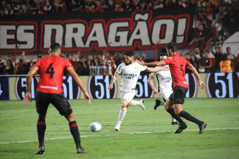 Onde assistir Criciúma x Atlético-GO ao vivo - Brasileirão nesta quinta-feira (03/10/2024). Imagem: Celso da Luz/CEC