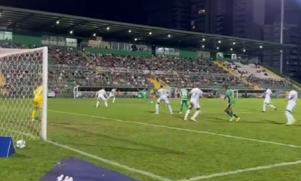 Lance de Chapecoense x Goiás. Imagem: Reprodução