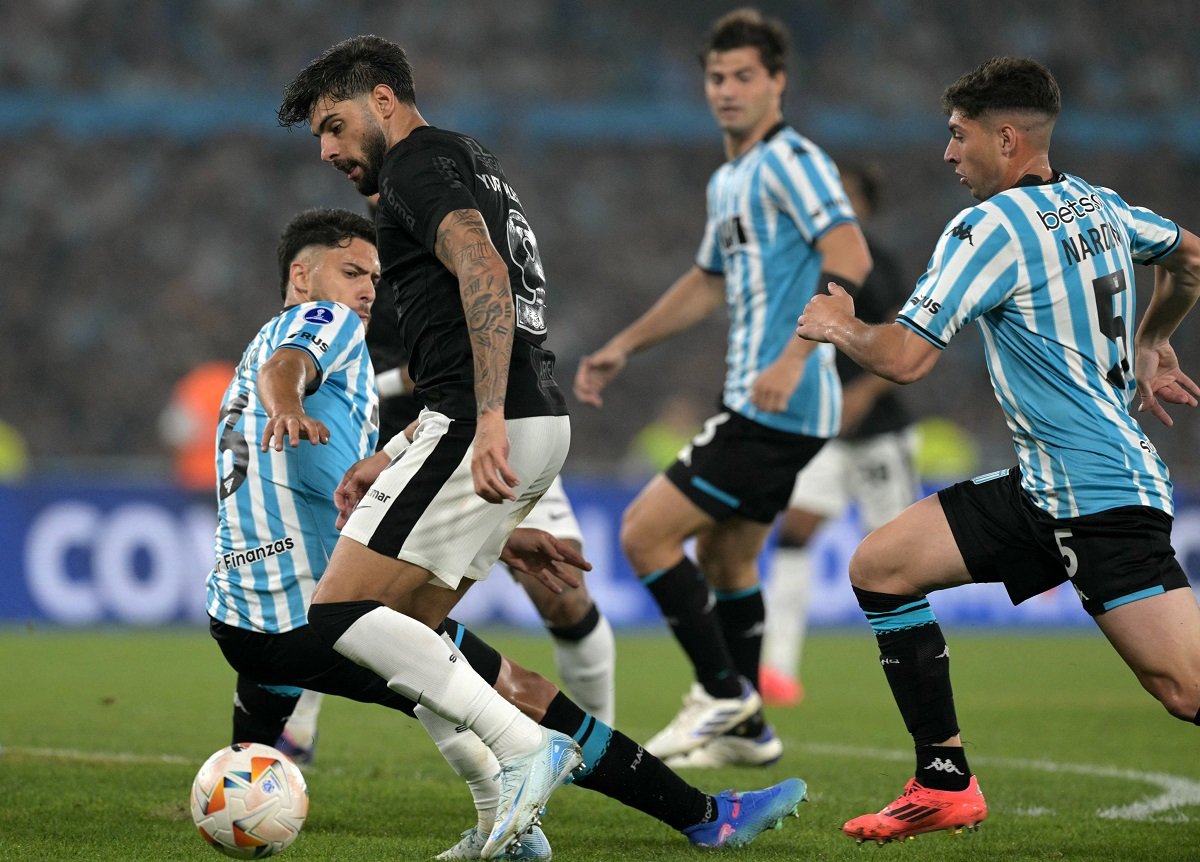 Lance do jogo entre Racing x Corinthians. Imagem: Twitter Conmebol