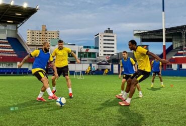 Onde assistir Brusque x Guarani ao vivo - Série B neste domingo (17/11/2024). Imagem: Douglas Atkienson/BFC