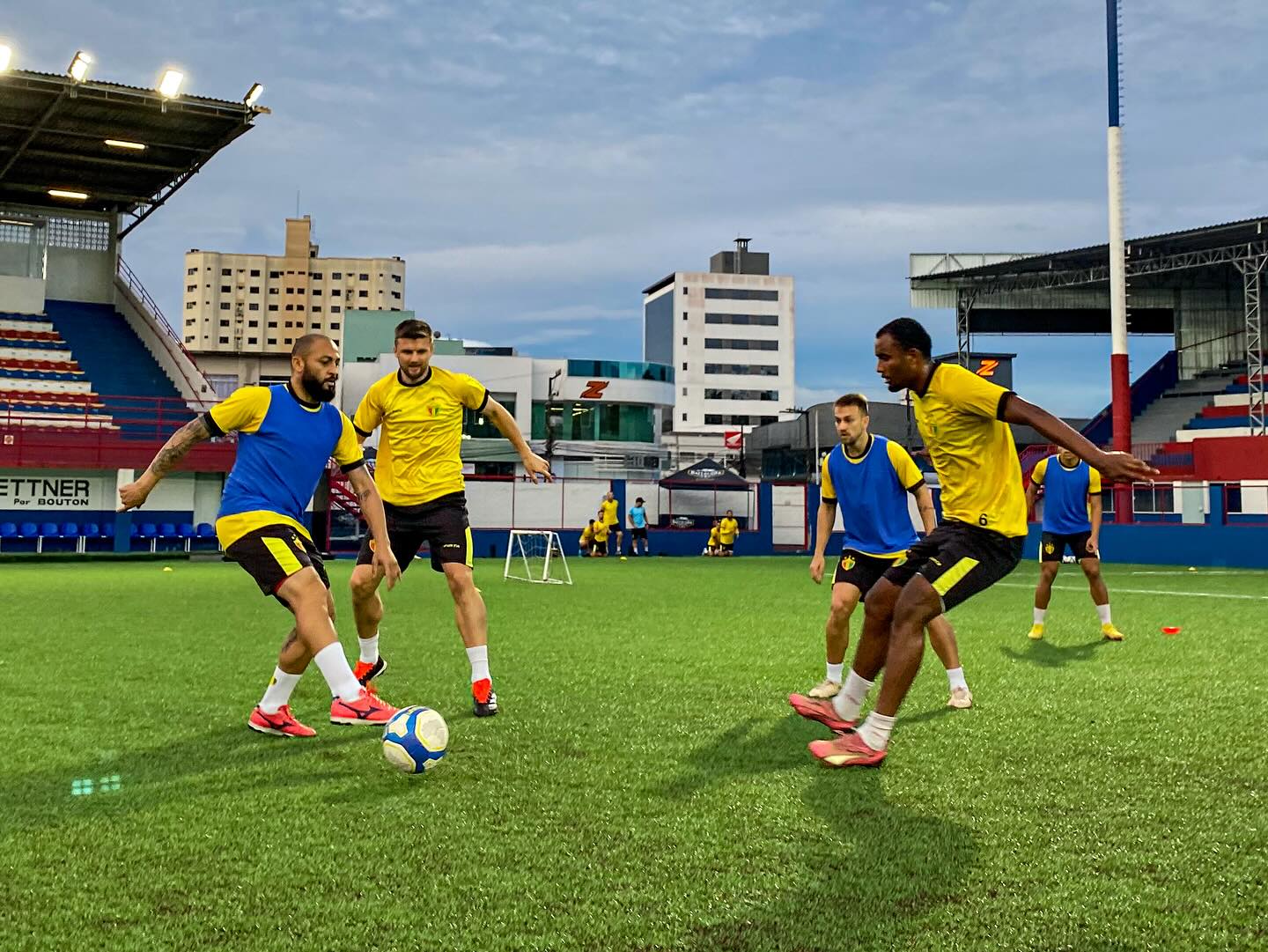 Onde assistir Brusque x Guarani ao vivo - Série B neste domingo (17/11/2024). Imagem: Douglas Atkienson/BFC