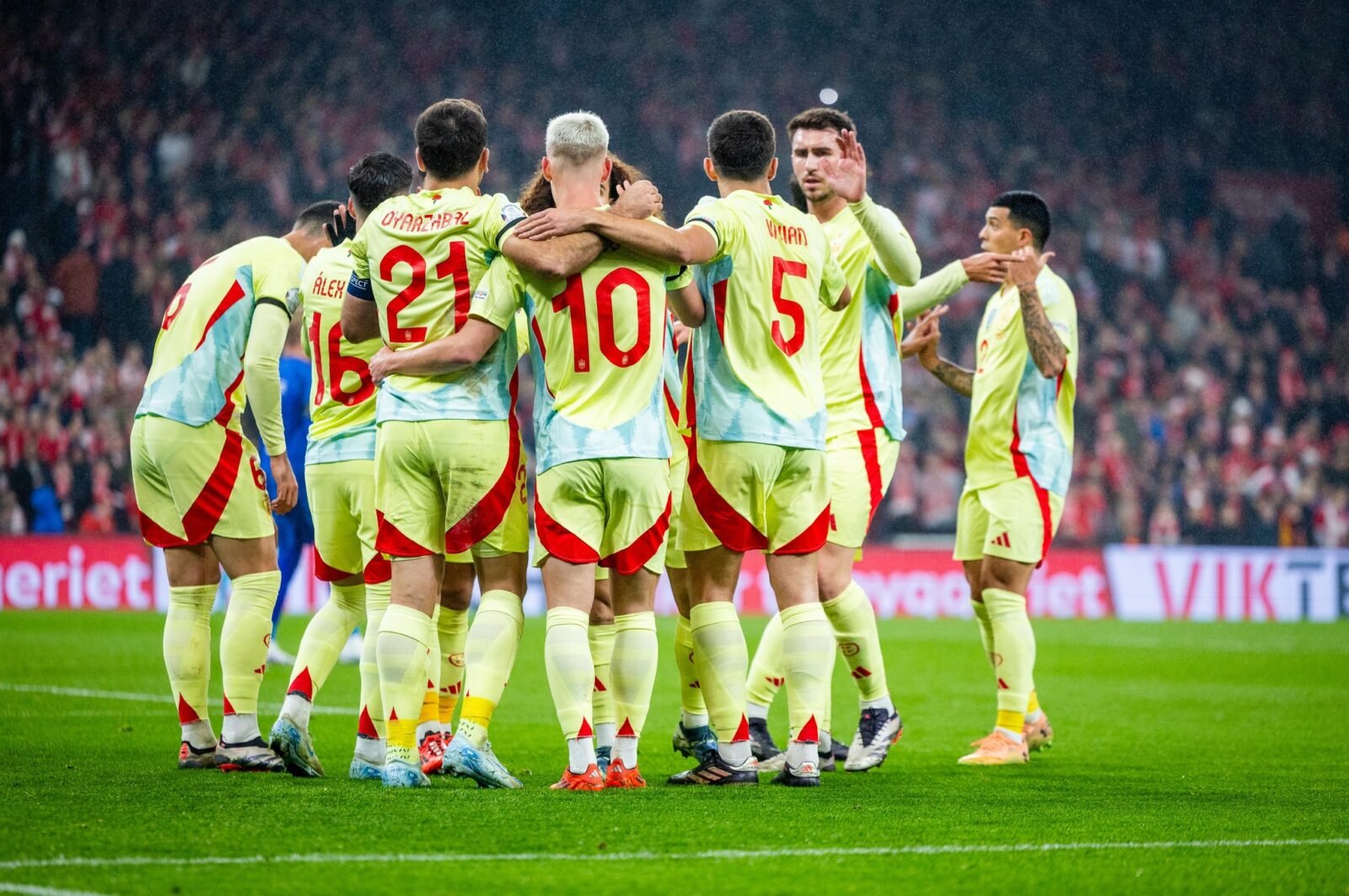 Onde assistir Espanha x Suíça ao vivo - Liga das Nações nesta segunda-feira (18/11/2024). Imagem: Seleção da Espanha