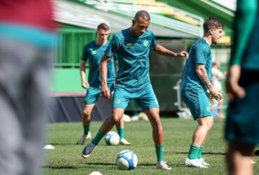 Onde assistir Chapecoense x Coritiba ao vivo - Série B neste domingo (17/11/2024). Imagem: Tiago Meneghini/ACF