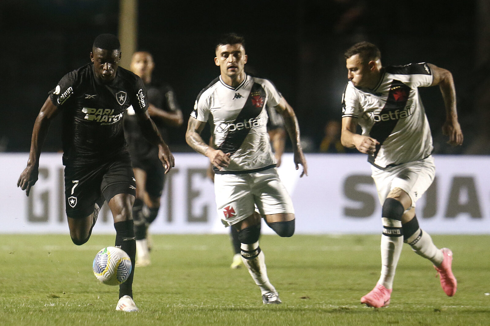 Onde assistir Botafogo x Vasco ao vivo - Brasileirão nesta terça-feira (05/11/2024). Imagem: Vitor Silva/BFR