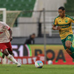 Lance do jogo entre Bragantino x Cuiabá. Imagem: AssCom Dourado