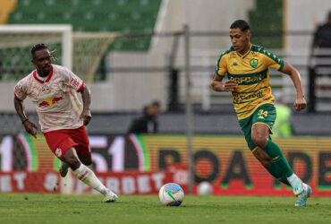 Lance do jogo entre Bragantino x Cuiabá. Imagem: AssCom Dourado