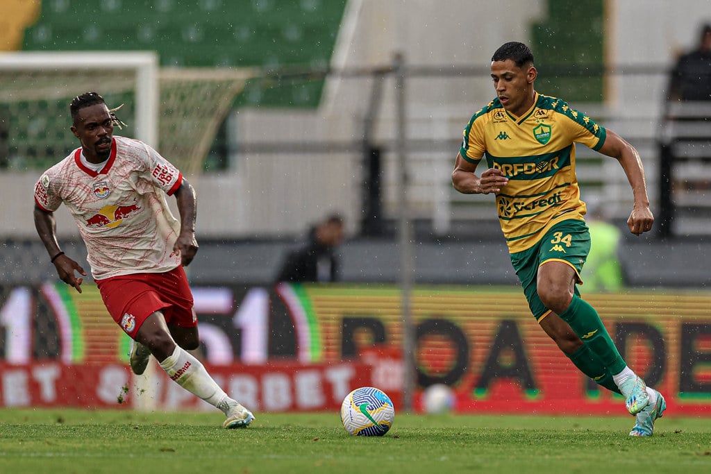 Lance do jogo entre Bragantino x Cuiabá. Imagem: AssCom Dourado