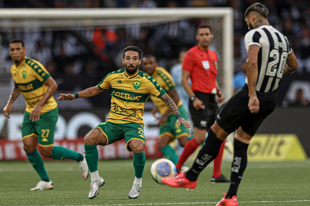 Lance do jogo entre Botafogo x Cuiabá. Imagem: AssCom Dourado