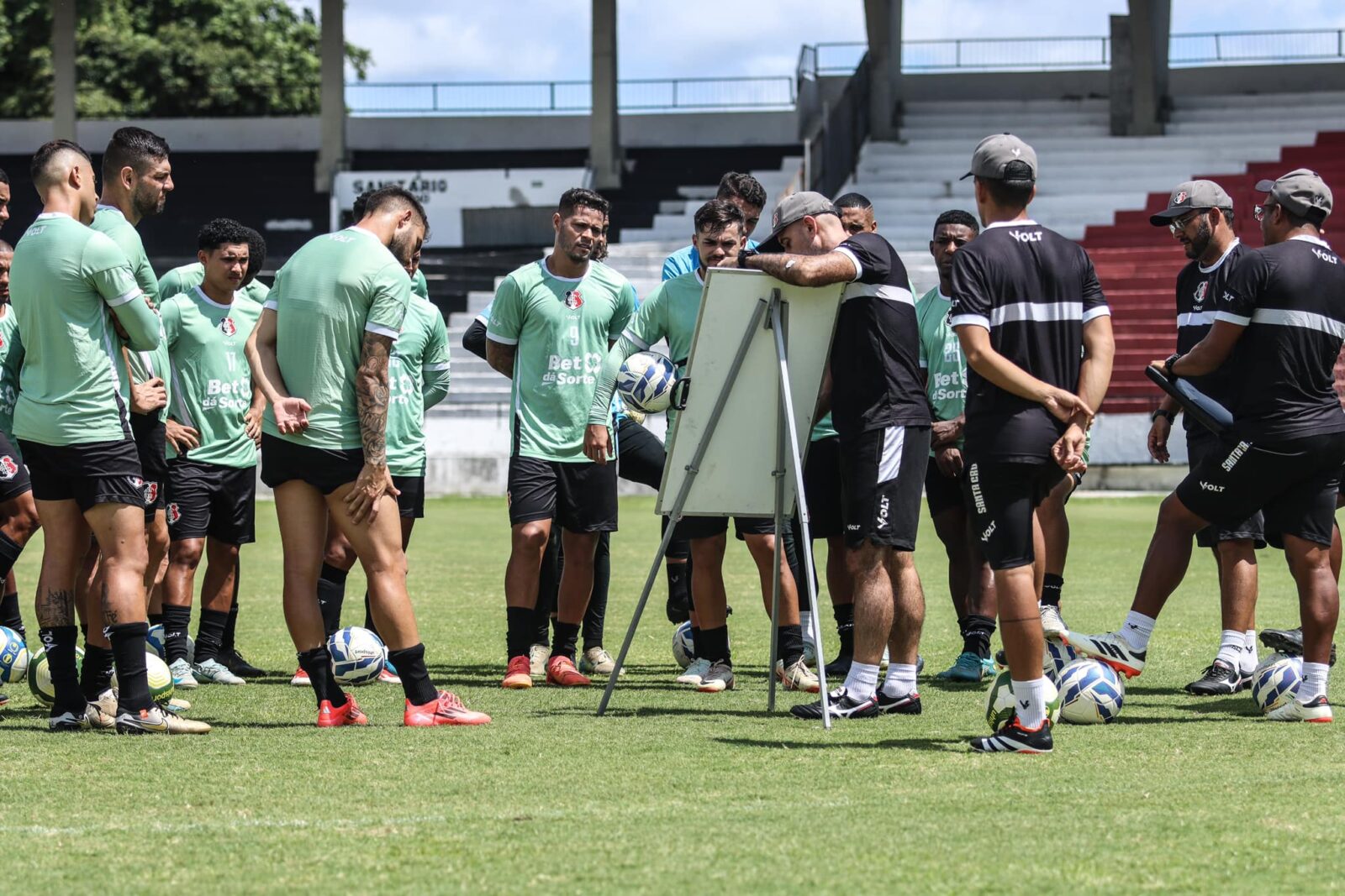 Onde assistir Santa Cruz x Retrô ao vivo - Pernambucano nesta terça-feira (28/01/2025). Imagem: Divulgação Santa Cruz