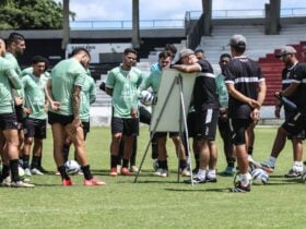 Onde assistir Santa Cruz x Retrô ao vivo - Pernambucano nesta terça-feira (28/01/2025). Imagem: Divulgação Santa Cruz