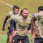 Onde assistir Criciúma x Barra-SC ao vivo - Catarinense neste domingo (26/01/2025). Imagem: Celso da Luz/CEC