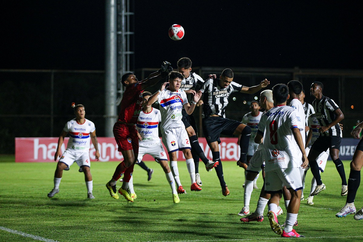 Onde assistir Floresta x Botafogo ao vivo - Copinha este domingo (05/01/2025). Imagem: Henrique Lima/BFR