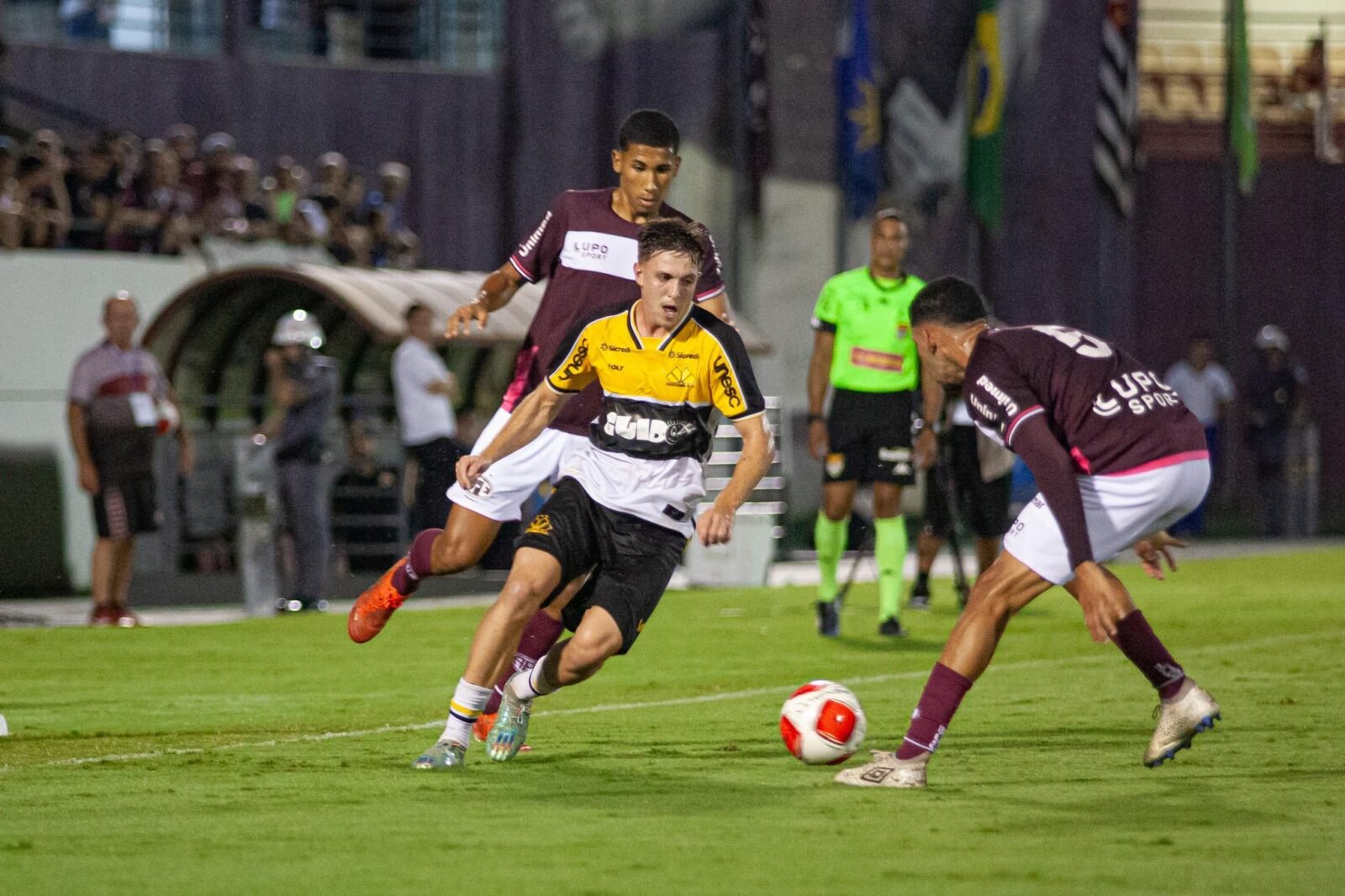 Onde assistir Criciúma x São Paulo ao vivo - Copinha nesta terça-feira (21/01/2025). Imagem: Divulgação São Paulo. Imagem: Cleiton Ramos/Criciúma