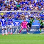 Onde assistir América-MG x Cruzeiro ao vivo - Mineiro neste sábado (22/02/2025). Imagem: Mourão Panda/América-MG