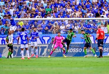 Onde assistir América-MG x Cruzeiro ao vivo - Mineiro neste sábado (22/02/2025). Imagem: Mourão Panda/América-MG