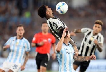 Onde assistir Botafogo x Racing ao vivo - Recopa Sul-Americana nesta quinta-feira (27/02/2025). Imagem: Vitor Silva/BFR