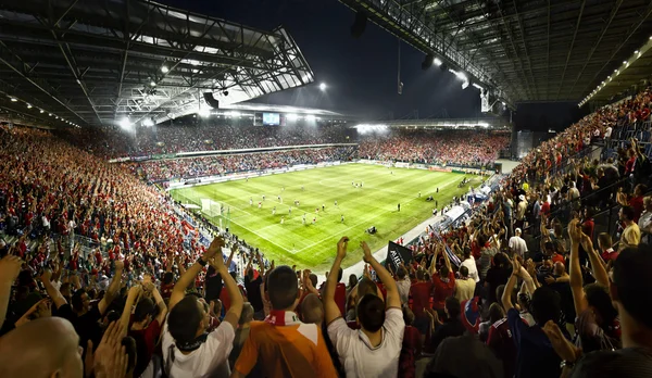 Iluminação de estádio qual a potência dos holofotes e como iluminam o campo sem sombras (2)